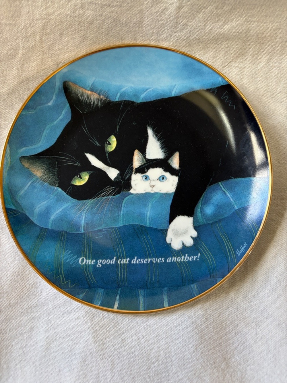 Blue & Black Cat Cozy Plate-Style Cat Bed Accent